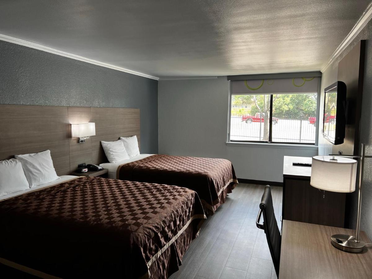 Super 8 By Wyndham Fort Worth Entertainment District Exterior foto